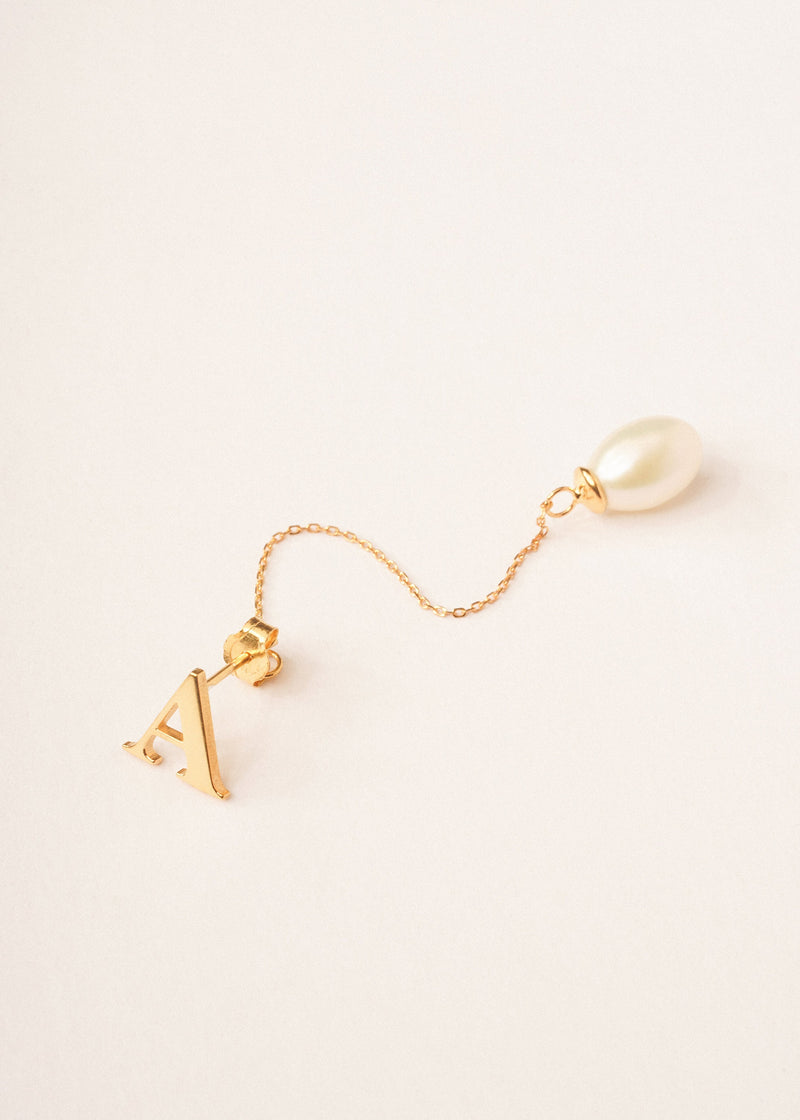 personalized_jewelry,lynn_minimalist,personalized_gift,freshwater_pearl,pearl_with_initial,pearl_jewelry,mother_of_the_pearl,minimalist_earrings,dangle_earrings,stud_name_earrings,custom_name_earrings,birthday_gift,bridesmaid_earrings