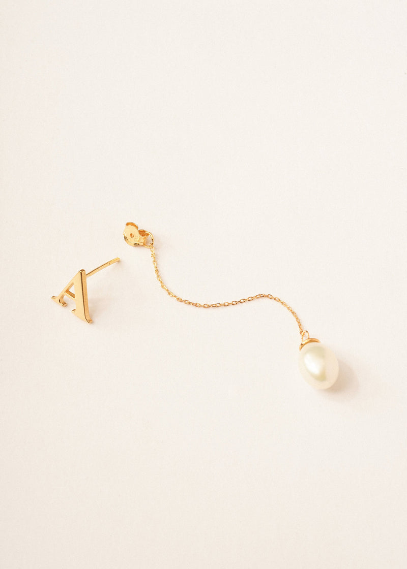personalized_jewelry,lynn_minimalist,personalized_gift,freshwater_pearl,pearl_with_initial,pearl_jewelry,mother_of_the_pearl,minimalist_earrings,dangle_earrings,stud_name_earrings,custom_name_earrings,birthday_gift,bridesmaid_earrings
