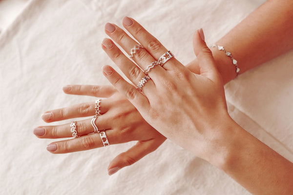 How To Wear Rings On Multiple Fingers? – LynnMinimalist