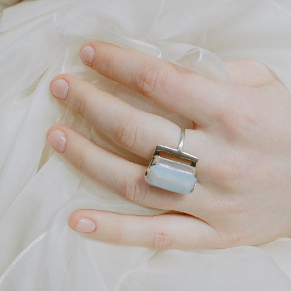 Wearing silver ring in middle finger 2025