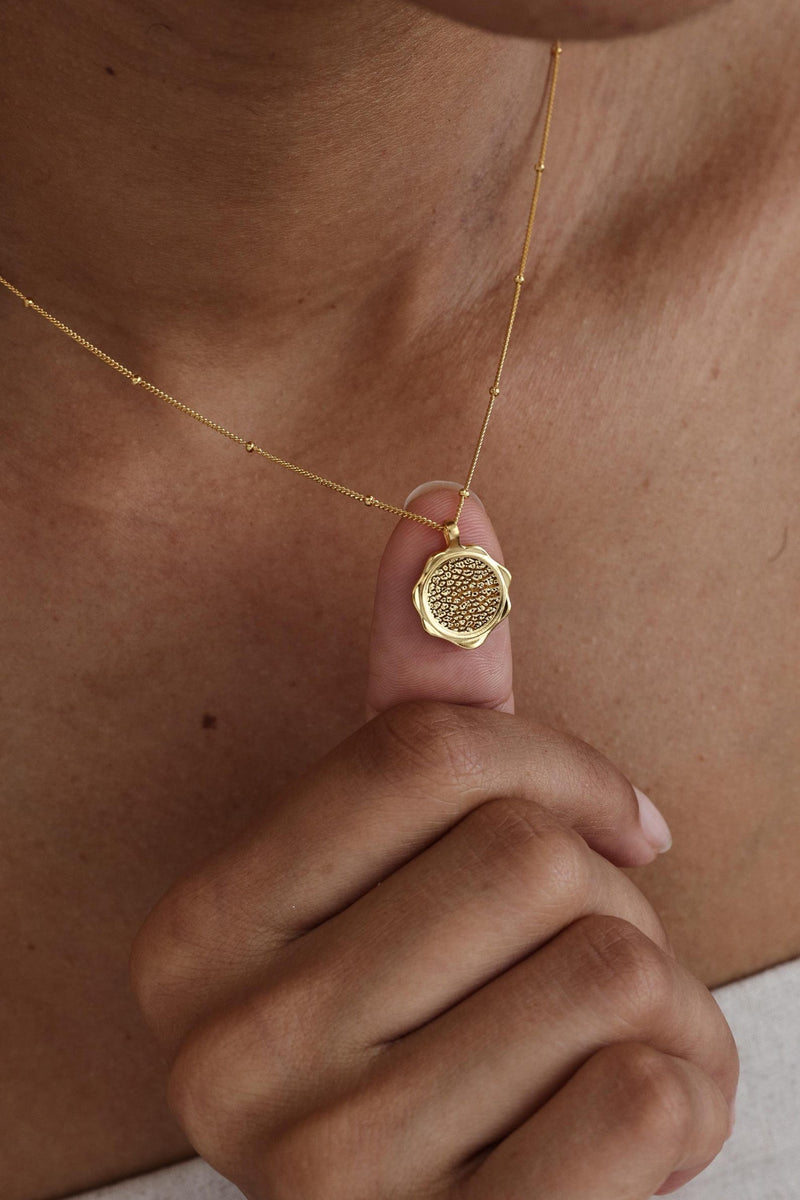 Retro Necklace With Detailed Nose Print