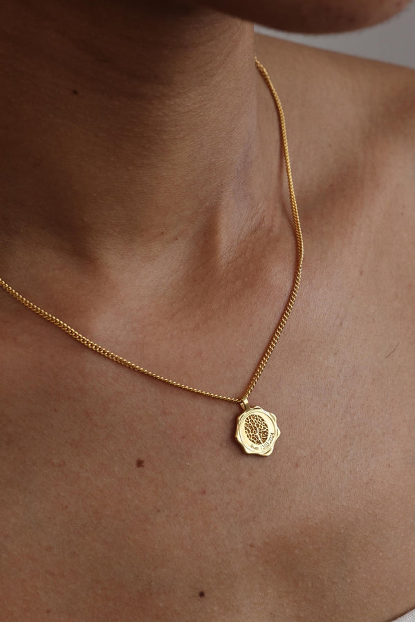 Retro Necklace With Detailed Nose Print